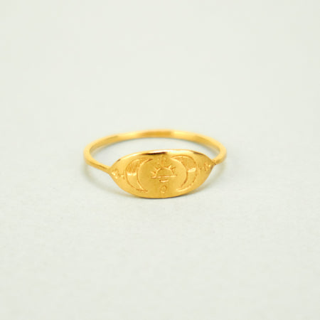 'Astrid' Gold Ring with engraved moon and sun. 